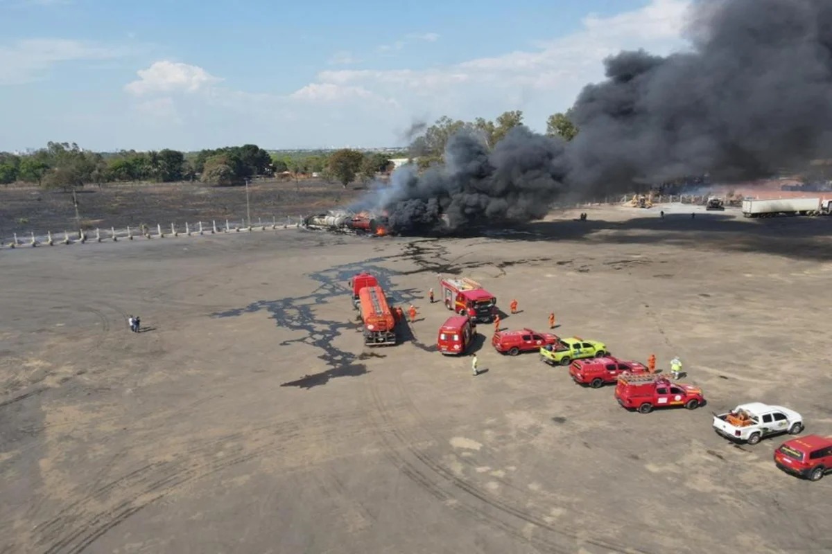 Três carretas são destruídas após incêndio atingir posto de combustível em Várzea Grande (MT)